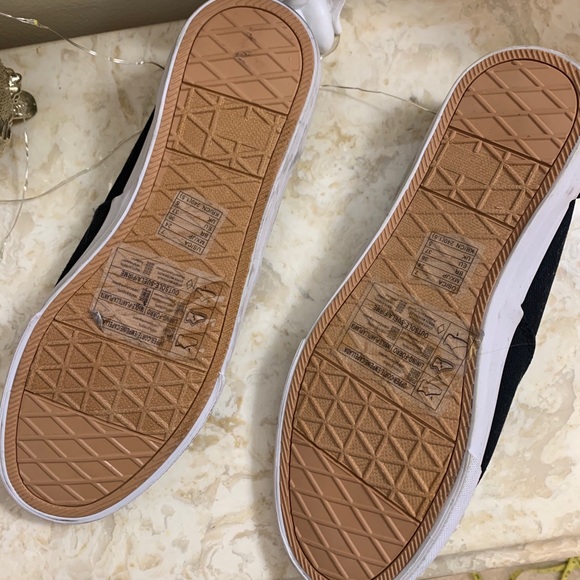 Converse/Van style shoes - Picture 4 of 4